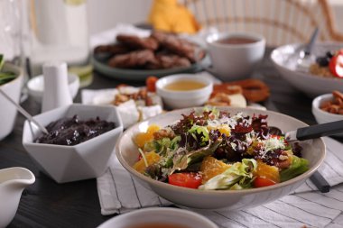 Lezzetli salata ve brunch için büfede servis edilen bir sürü farklı yemek.