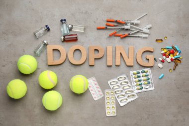 Açık gri masa üzerinde Doping, tenis topları ve uyuşturucuyla düz kompozisyon