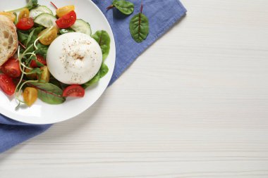 Beyaz ahşap masada servis edilen nefis burrata salatası. Metin için boşluk