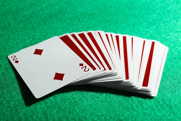 Παίζοντας Χαρτιά Και Δύο Καρό Στο Πράσινο Τραπέζι — Φωτογραφία Αρχείου