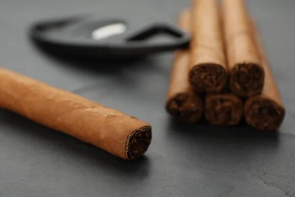 Cigarros Envueltos Hojas Tabaco Sobre Mesa Negra Primer Plano — Foto de Stock