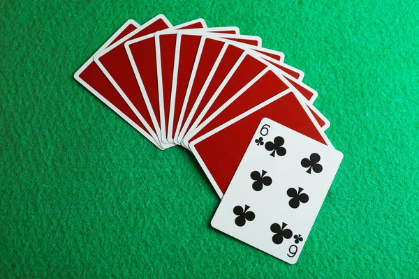 Jugando Las Cartas Seis Los Clubes Mesa Verde Puesta Plana — Foto de Stock