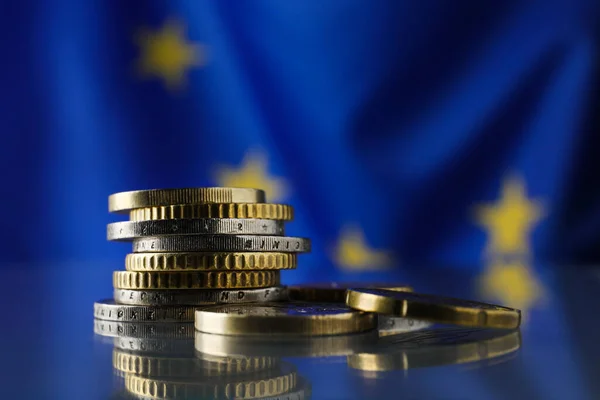 Münzen Auf Dem Tisch Gegen Die Flagge Der Europäischen Union — Stockfoto