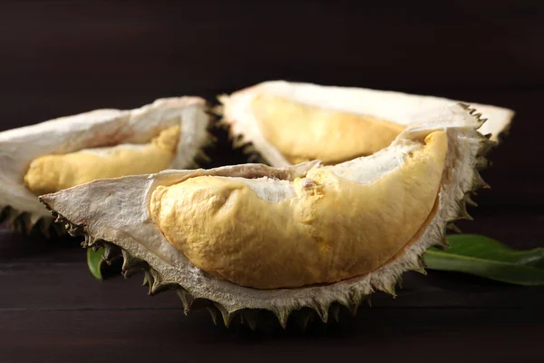 Świeży Dojrzały Durian Drewnianym Stole Zbliżenie — Zdjęcie stockowe