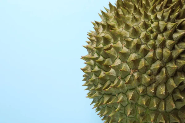 Świeży Dojrzały Durian Jasnoniebieskim Tle Zbliżenie Miejsce Tekst — Zdjęcie stockowe