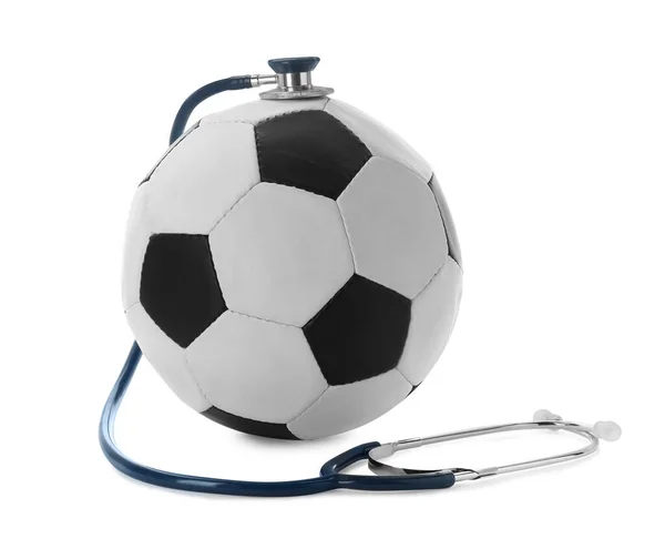 白い背景にサッカーボールと聴診器 ドーピングの概念 — ストック写真