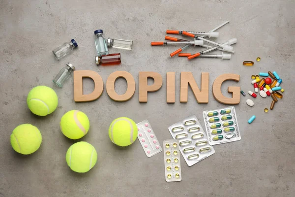 単語ドーピングとフラットレイ組成物 軽い灰色のテーブルの上のテニスボールと薬 — ストック写真