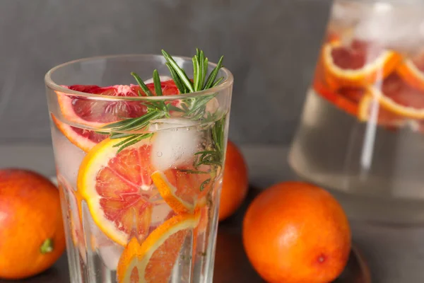 Deliciosa Bebida Refrescante Con Naranja Siciliana Romero Cerca Ingredientes Frescos — Foto de Stock