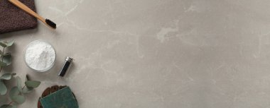 Düz bileşim, diş tozu ve okaliptüs açık gri masa üzerinde, yazı için boşluk. Pankart tasarımı