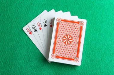 Yeşil masa, üst görünüm üzerinde full house kombinasyonu ile iskambil oynamak