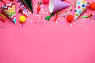 Pembe arka planda şenlik öğeleri olan güzel düz konum, metin için boşluk. Sürpriz parti konsepti