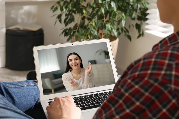 Мужчина Разговаривает Красивой Женщиной Используя Видео Чат Ноутбуке Помещении Крупным — стоковое фото