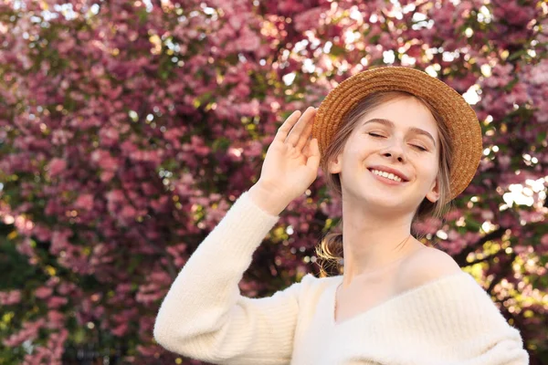 Hermosa Adolescente Con Sombrero Cerca Del Árbol Flor Primavera —  Fotos de Stock