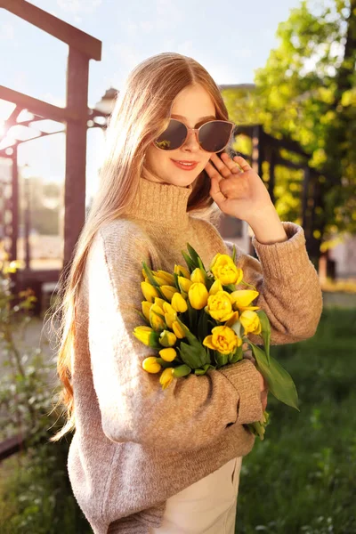 Hermosa Adolescente Con Ramo Tulipanes Amarillos Parque Día Soleado —  Fotos de Stock