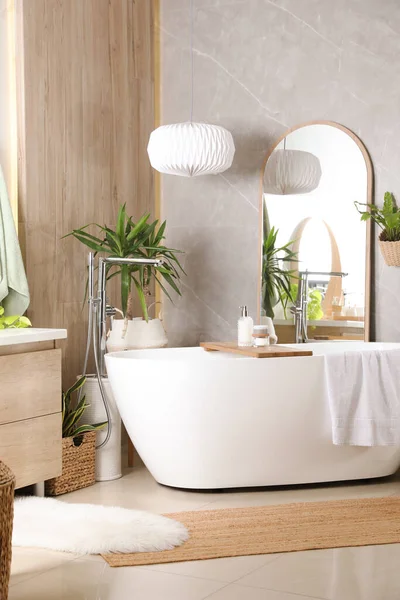 Moderna Bañera Blanca Hermosas Plantas Interior Verdes Baño Diseño Interiores —  Fotos de Stock