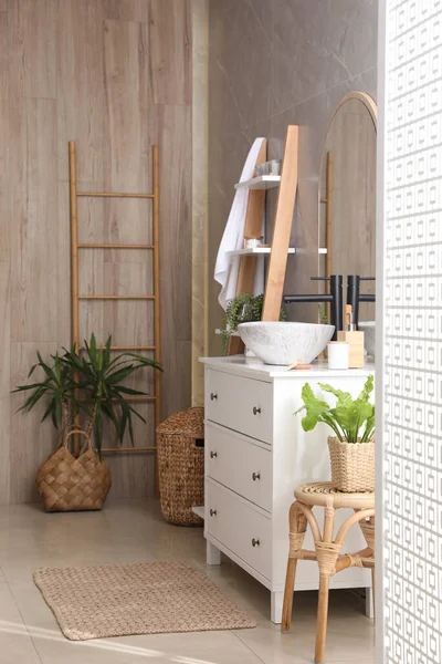 Commode Avec Évier Belles Plantes Intérieur Vertes Dans Salle Bain — Photo