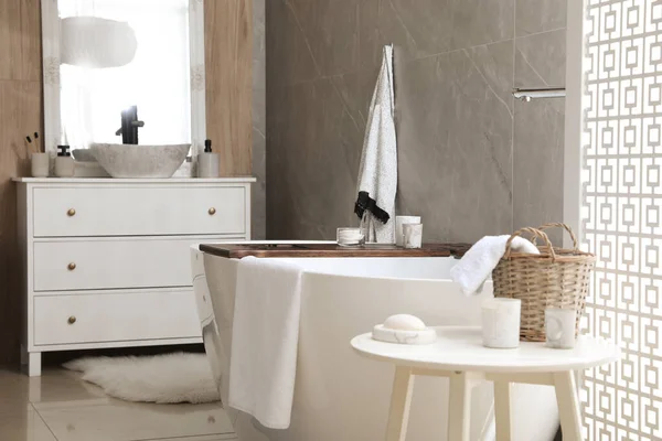 Moderne Baignoire Blanche Table Avec Articles Toilette Dans Salle Bains — Photo