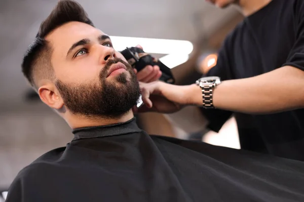 Cabeleireiro Profissional Trabalhando Com Cliente Barbearia Visão Baixo Ângulo — Fotografia de Stock