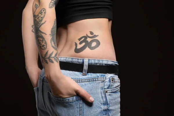 Женщина Татуировками Теле Черном Фоне Крупным Планом — стоковое фото