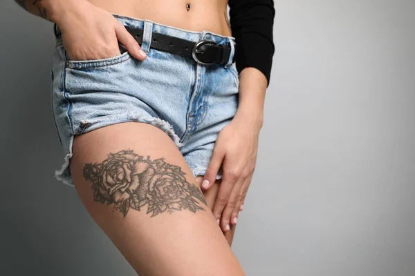 Mulher Bonita Com Tatuagens Perna Contra Fundo Cinza Close Espaço — Fotografia de Stock