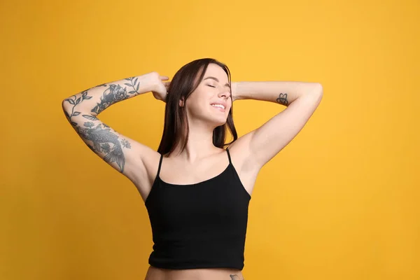 Красива Жінка Татуюваннями Руці Жовтому Тлі — стокове фото