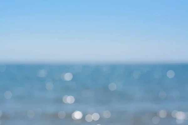 Krásné Moře Pod Modrou Oblohou Slunečného Dne Rozmazaný Výhled — Stock fotografie