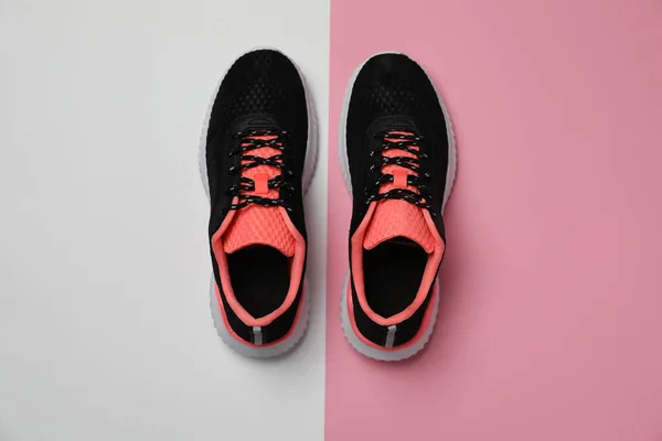 Par Sapatos Esportivos Elegantes Fundo Cor Flat Lay — Fotografia de Stock