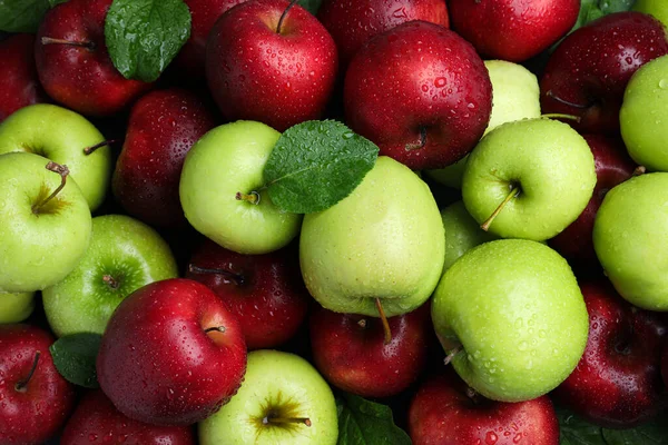 Maçãs Verdes Vermelhas Maduras Frescas Com Gotas Água Como Fundo — Fotografia de Stock