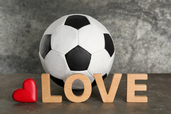 Fútbol Pelota Corazón Palabra Amor Sobre Mesa Gris — Foto de Stock