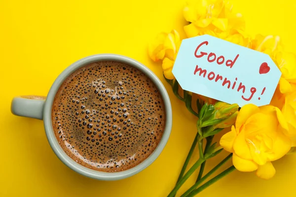 Bir Fincan Aromatik Kahve Güzel Frezyalar Sarı Arka Planda Günaydın — Stok fotoğraf