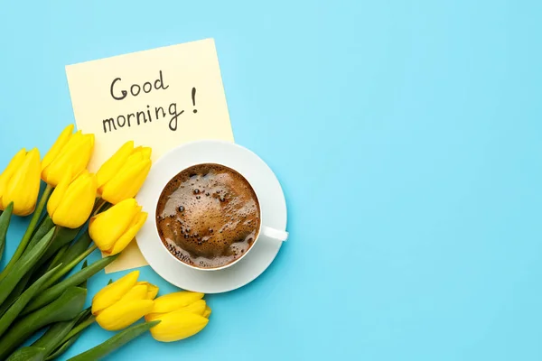 Kopje Aromatische Koffie Mooie Gele Tulpen Good Morning Note Lichtblauwe — Stockfoto