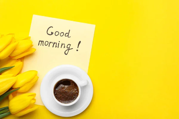 Kopje Aromatische Koffie Mooie Tulpen Good Morning Notitie Gele Achtergrond — Stockfoto