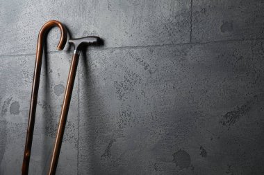 Gri taş arka planda farklı bastonlar. Metin için boşluk