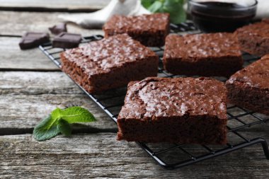 Lezzetli çikolatalı browni ve ahşap masada taze nane, yakın plan.