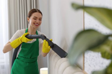 Üniformalı profesyonel hademe yatağı içeride süpürüyor.