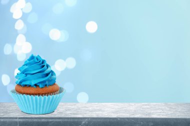 Gri masada bulanık ışıklara karşı nefis bir doğum günü pastası. Metin için boşluk