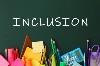 Yeşil karatahta ve kelime INCLUSION, düz yatıyordu farklı kırtasiye