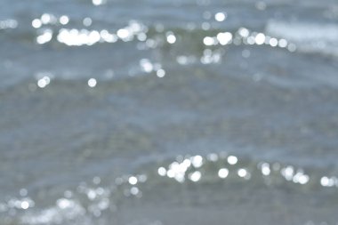 Güneşli bir günde güzel bir deniz, bulanık bir manzara.