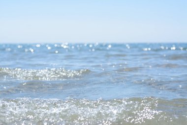 Güneşli bir günde, mavi gökyüzünün altında güzel bir deniz.