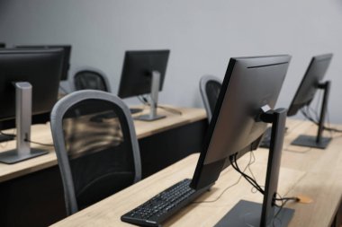 Açık uzay ofisindeki birçok modern bilgisayar