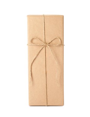 Kraft kağıdı ve sicimle sarılı paket beyaz üzerine izole edildi