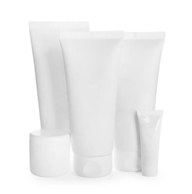 Beyaz arka planda boş tüpler ve kozmetik ürünler