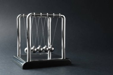 Newton 'un karanlık arka plandaki beşiği, metin için boşluk. Enerji korunumunun fizik yasası