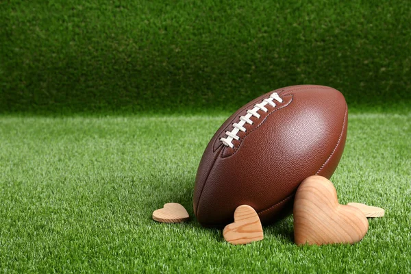 アメリカのサッカーボールと緑の芝生の上で心 テキストのスペース — ストック写真