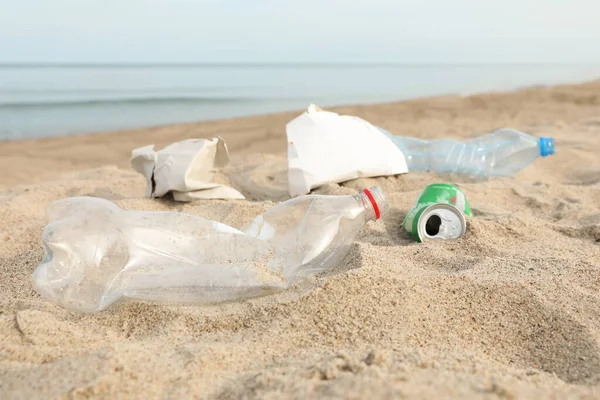 Müll Verstreut Strand Der Nähe Des Meeres Nahaufnahme Recycling Problem — Stockfoto