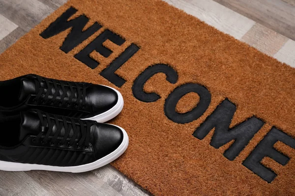 Nueva Alfombra Limpia Con Palabra Bienvenidos Zapatos Suelo — Foto de Stock