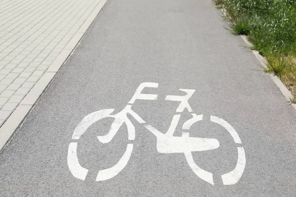 Bicicleta Pista Com Sinal Branco Pintado Asfalto Perto Calçada — Fotografia de Stock