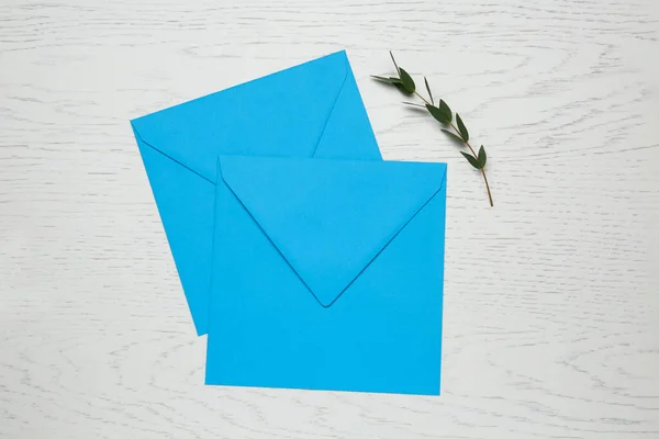 Envelopes Turquesa Galho Verde Sobre Mesa Madeira Branca Flat Lay — Fotografia de Stock