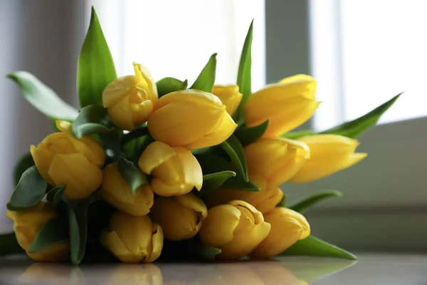 Ramo Hermosas Flores Tulipán Amarillo Alféizar Ventana Primer Plano — Foto de Stock