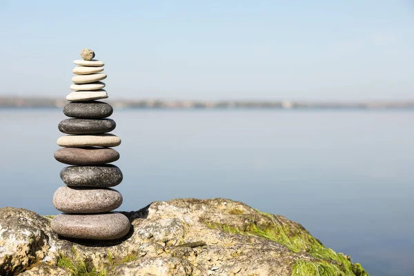 Stack Pietre Sulla Roccia Vicino Fiume Spazio Testo Concetto Armonia — Foto Stock